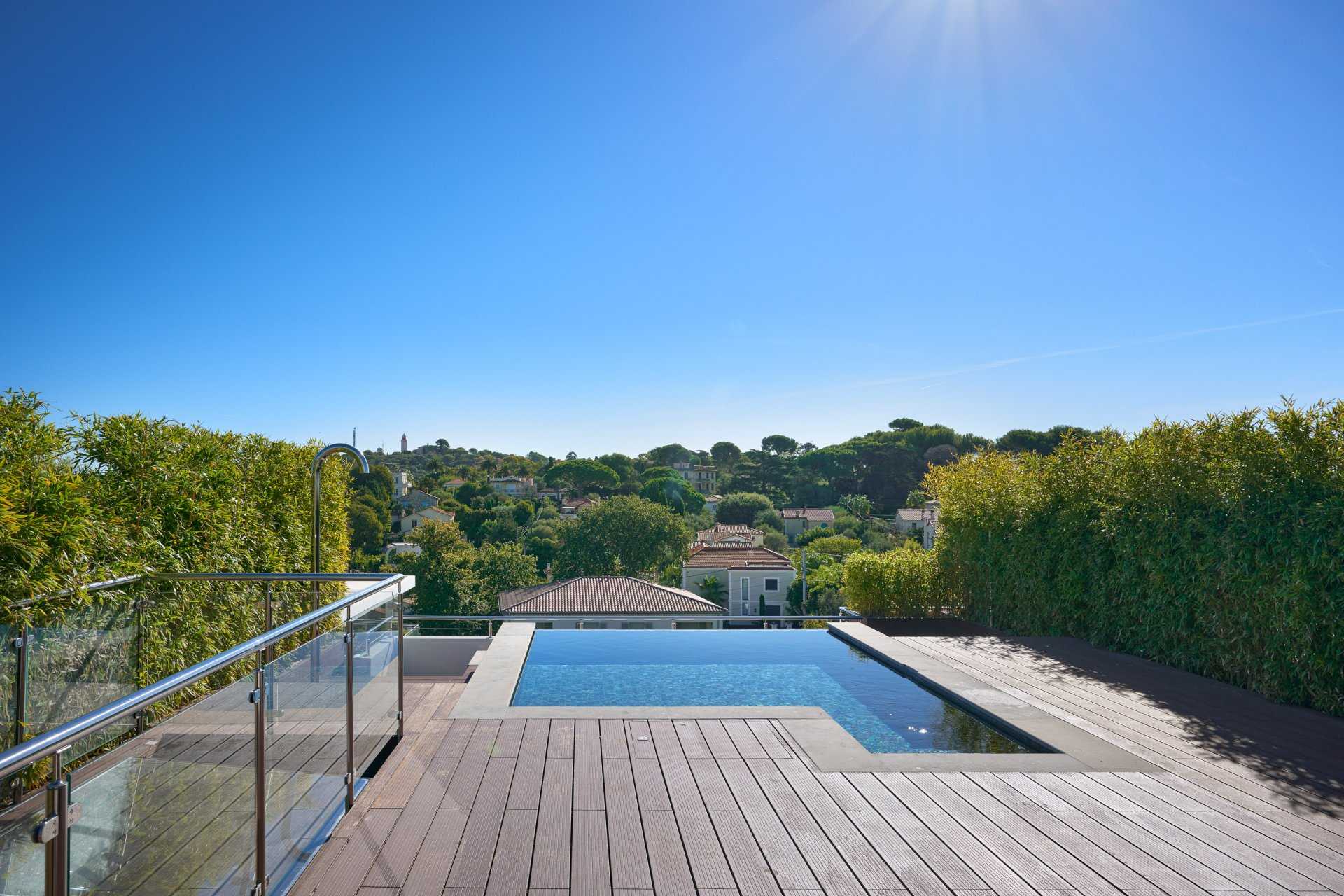 Condominium in Juan-les-Pins, Provence-Alpes-Côte d'Azur 11502462