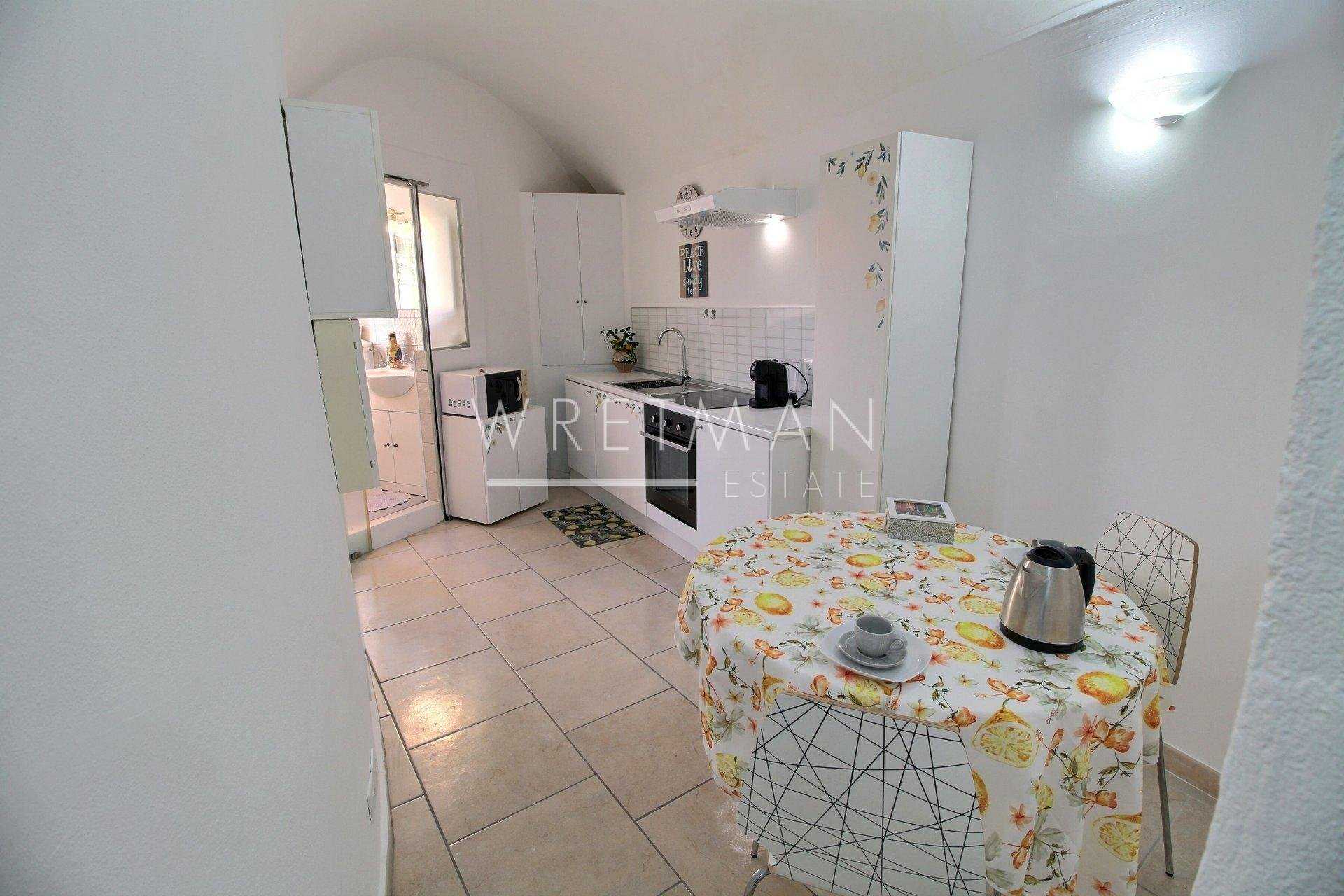 Condominium in Menton, Provence-Alpes-Côte d'Azur 11502575