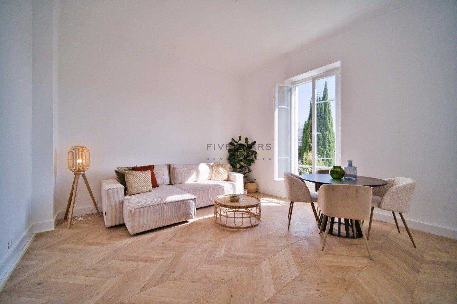 Condominium in Le Ray, Provence-Alpes-Cote d'Azur 11502636