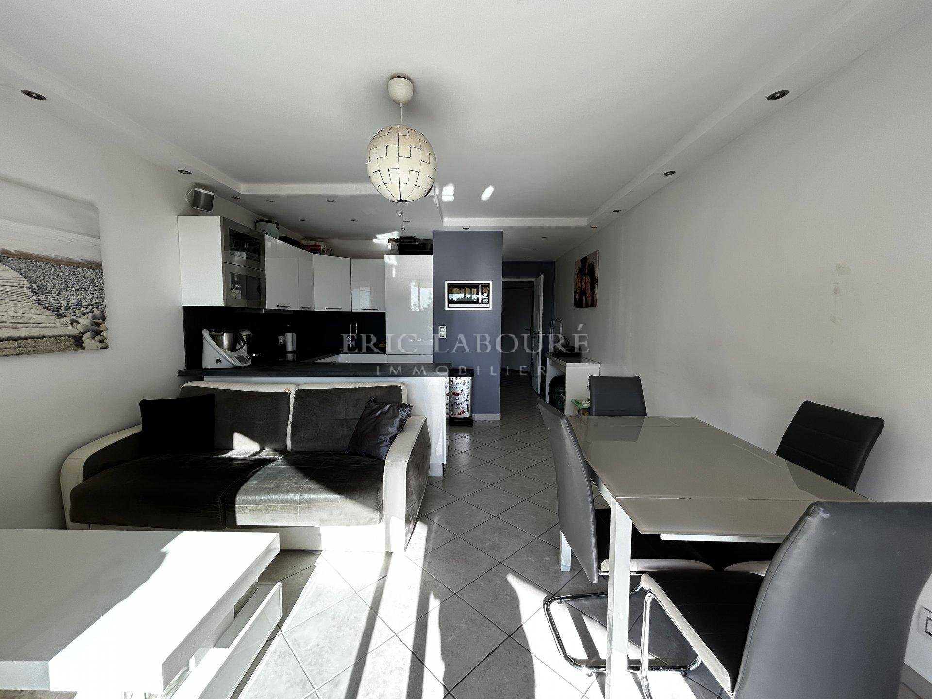 Condominium in Saint-Laurent-du-Var, Alpes-Maritimes 11502677