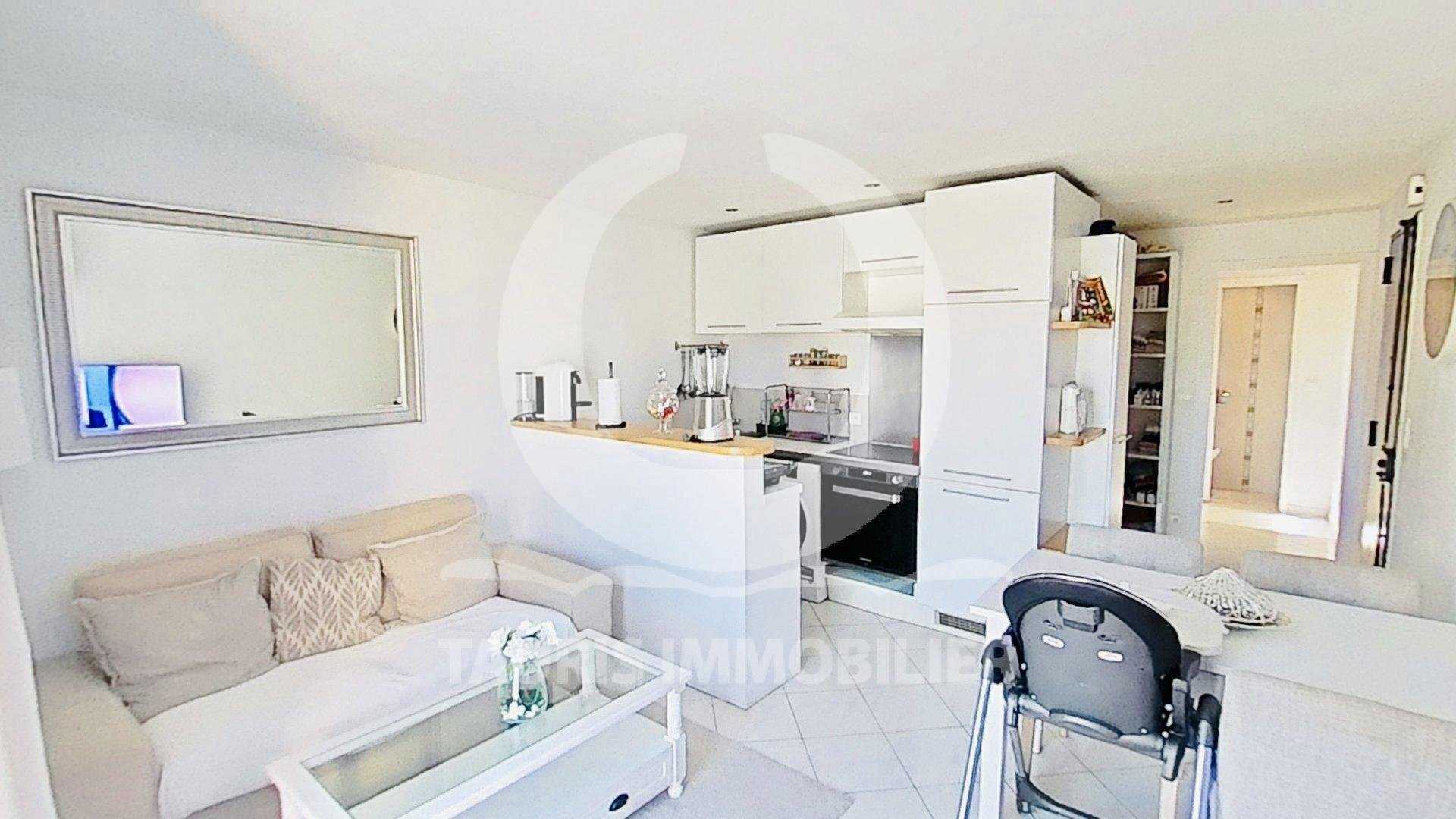 Condominium in La Pomme, Provence-Alpes-Cote d'Azur 11502752