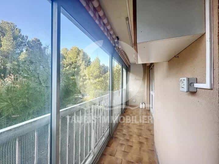 Condominium in Saint-Menet, Provence-Alpes-Cote d'Azur 11502756