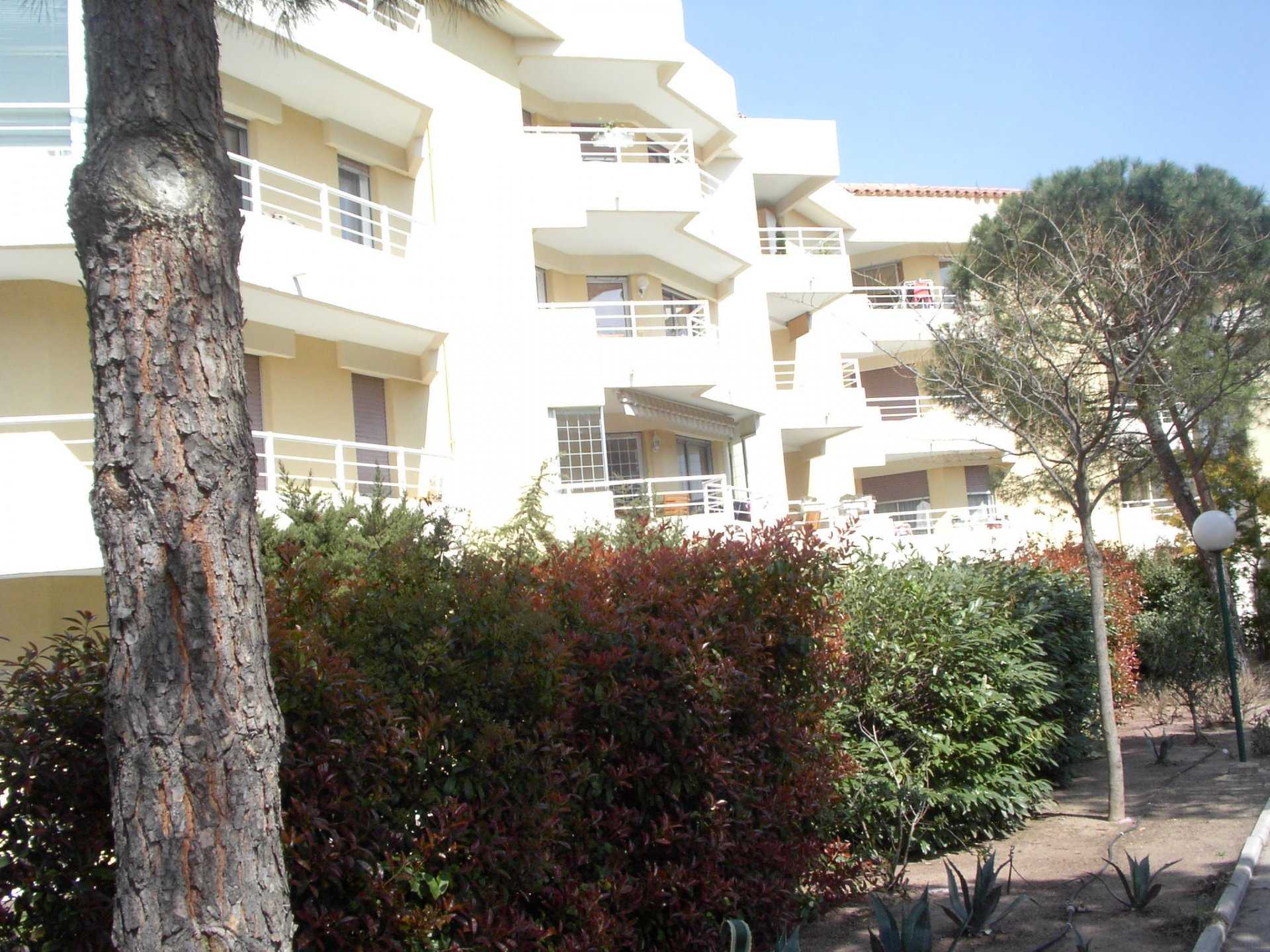 Condominium in Fréjus, Var 11502773