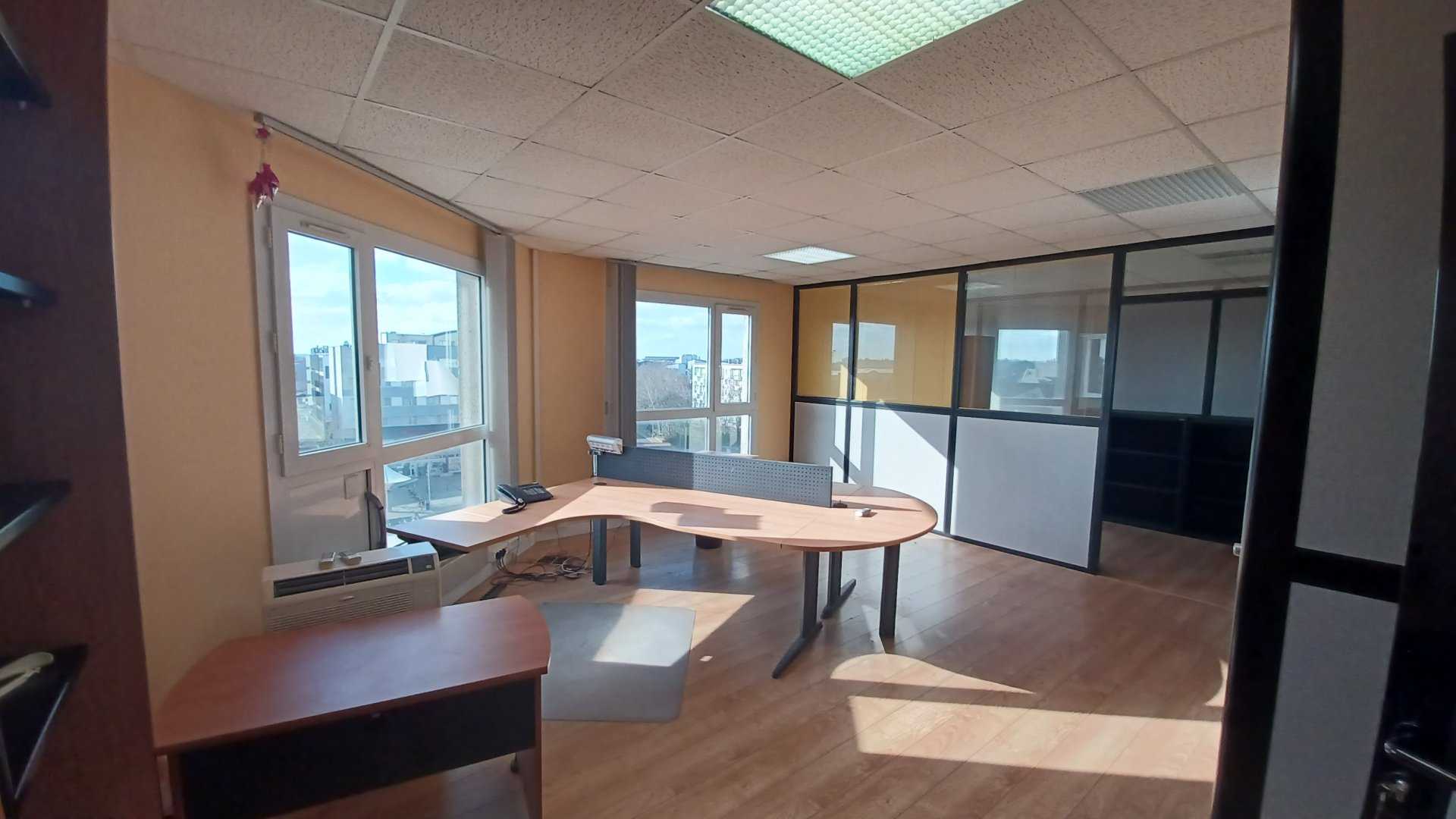 Офіс в Сен-П'єр-де-Кор, Центр-Валь-де-Луар 11502853