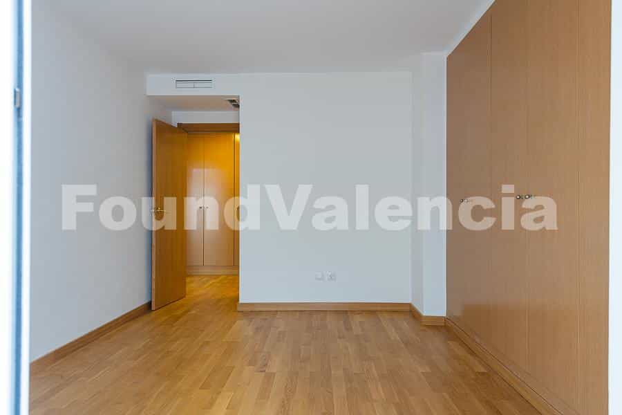 Condominium in Valencia, Valencian Community 11503725