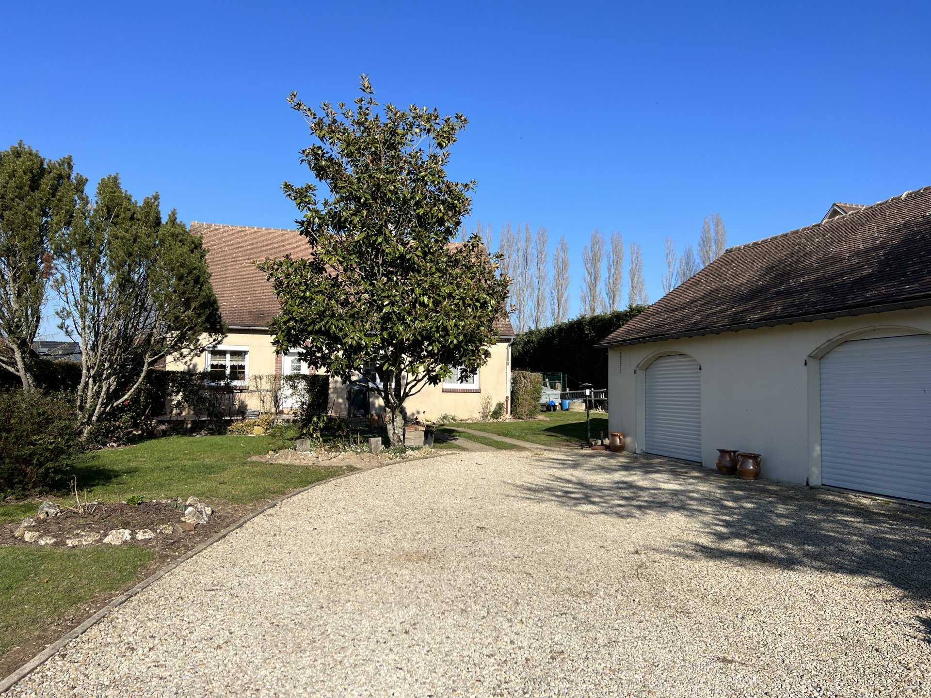 Other in Lindry, Bourgogne-Franche-Comte 11505168