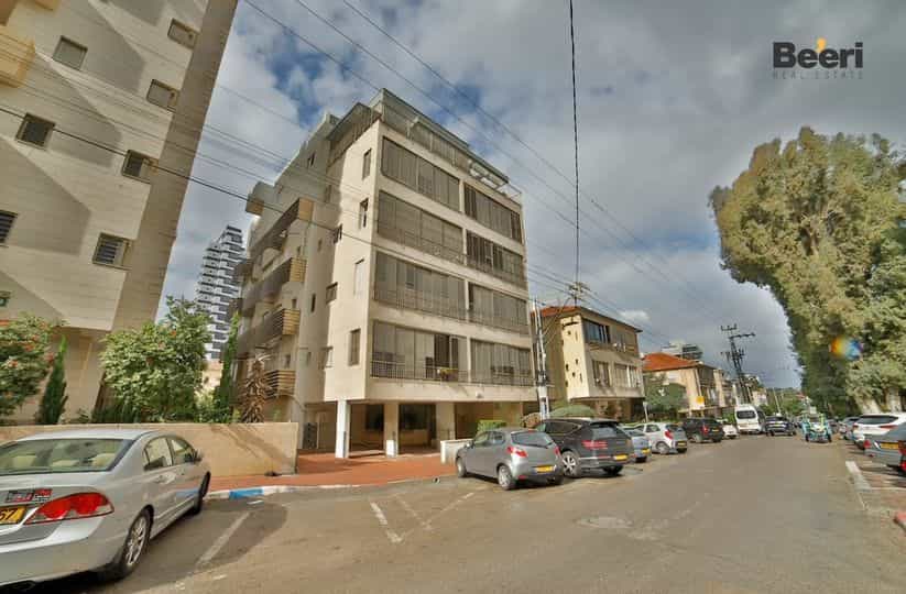 Condominium in Ramat Gan, Tel Aviv 11505392