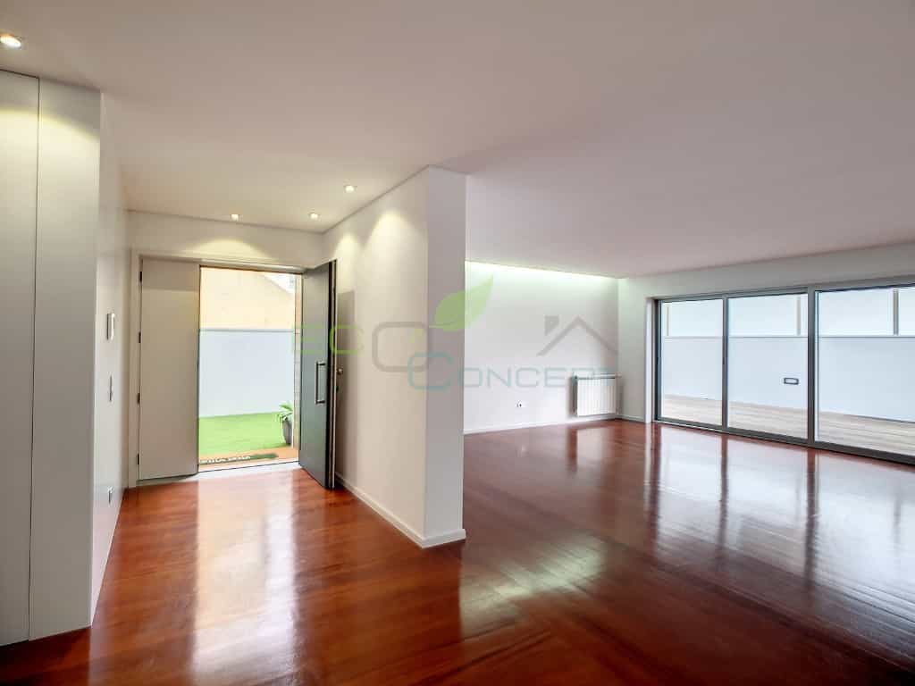 Huis in Espinho, Aveiro 11510070