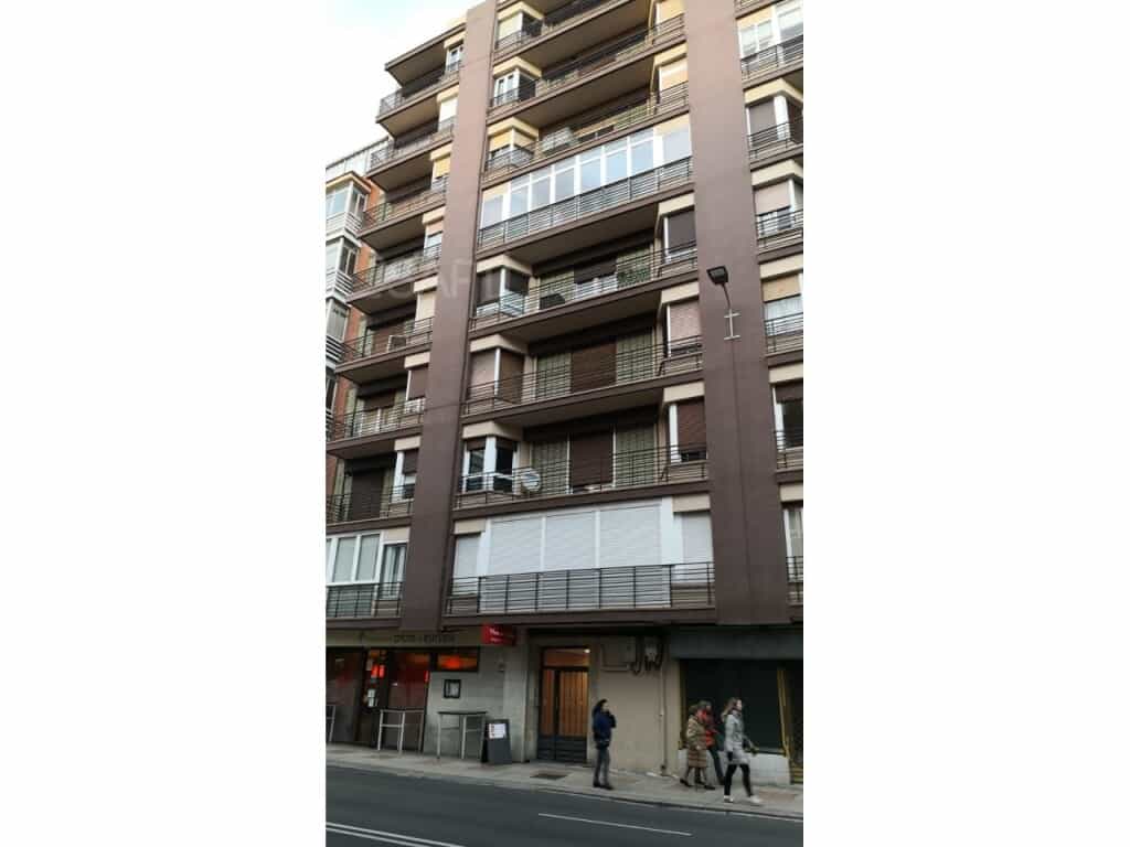 Condominium in León, Castilla y León 11514173