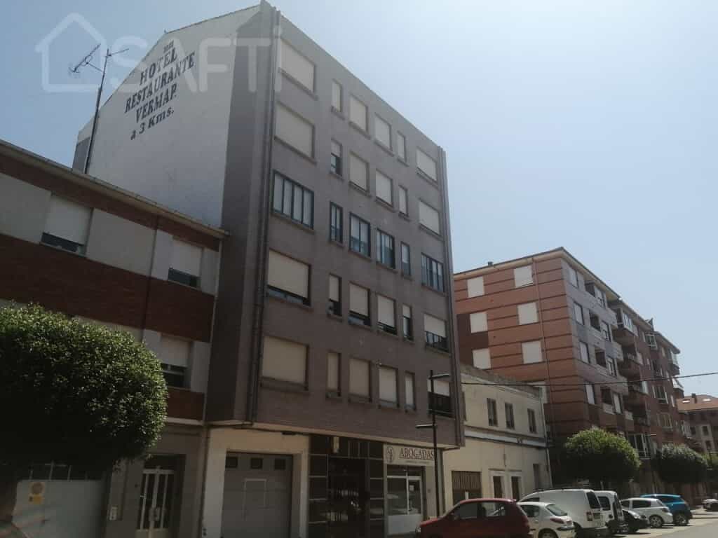 Condominio en La Baneza, Castille-Leon 11514179