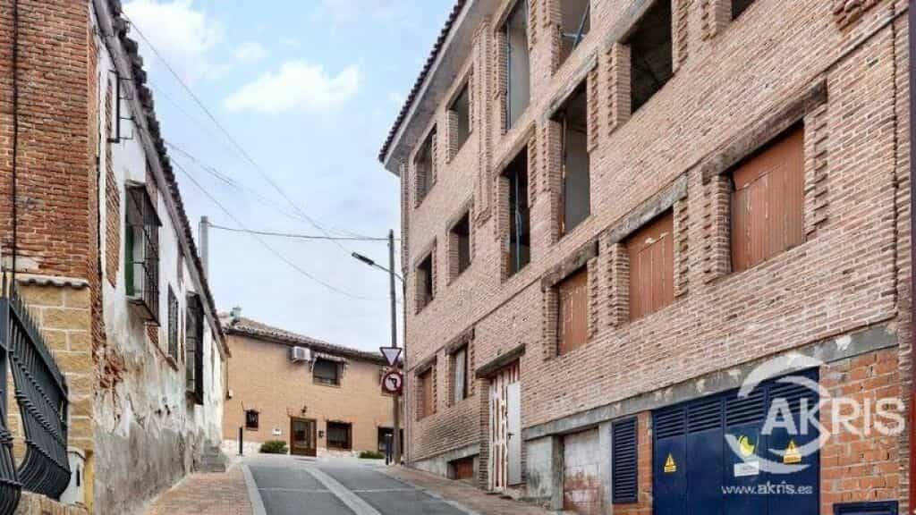 Condominium in Casarrubios del Monte, Castilië-La Mancha 11519263