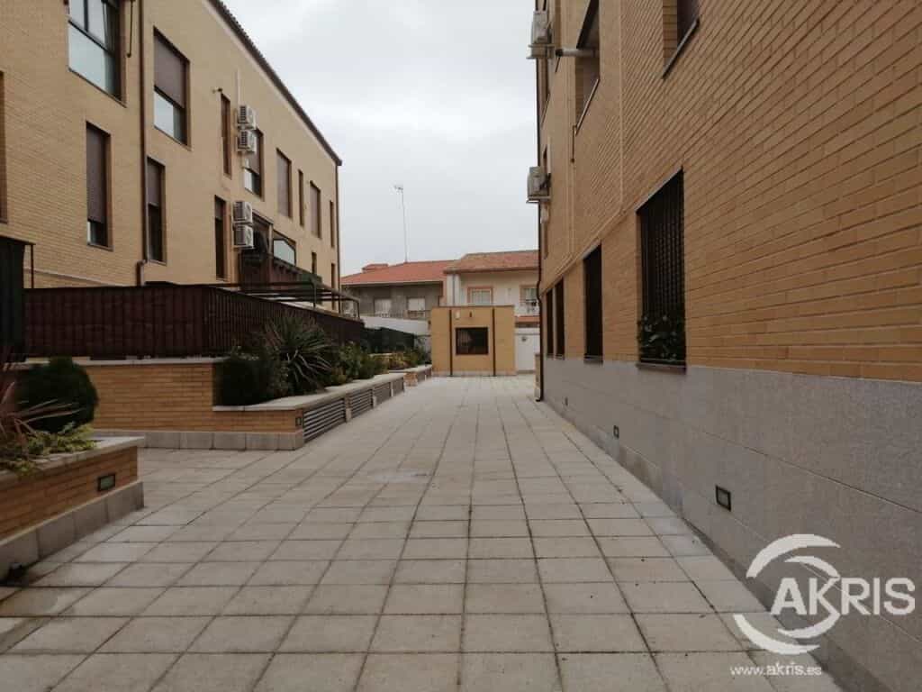 Condominium in La Alameda de la Sagra, Castille-La Mancha 11519291