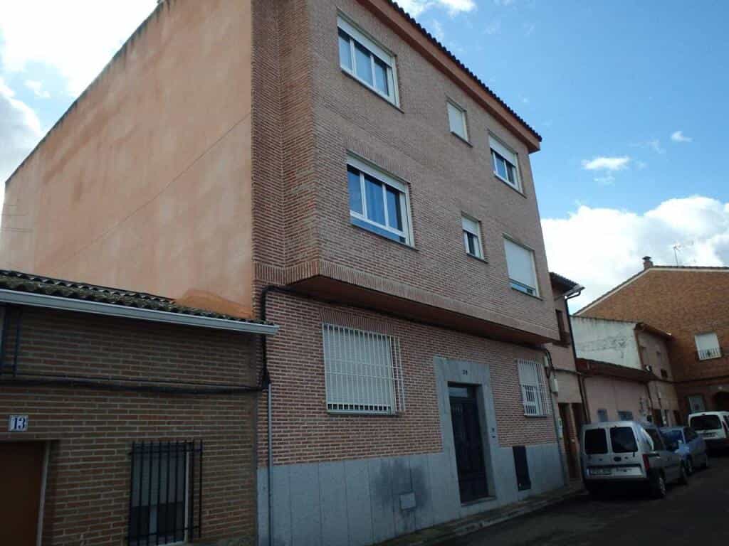 Condominium in Cazalegas, Castille-La Mancha 11519378