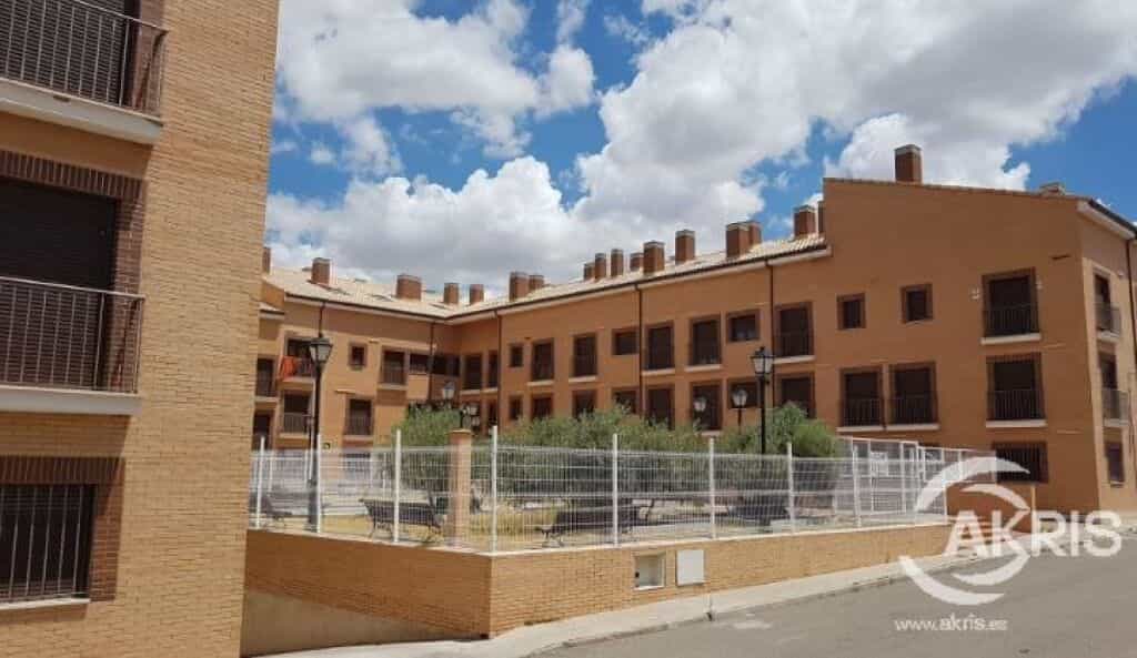 Condominium in La Alameda de la Sagra, Castille-La Mancha 11519467