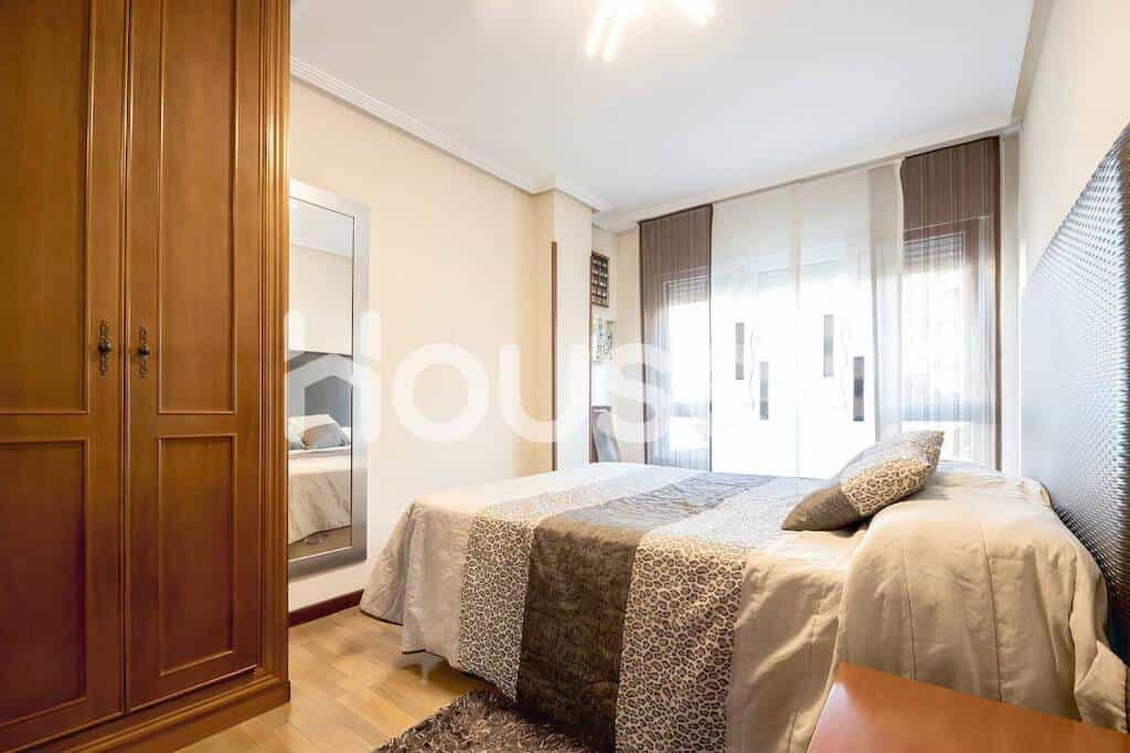 公寓 在 Oviedo, Principado de Asturias 11522988
