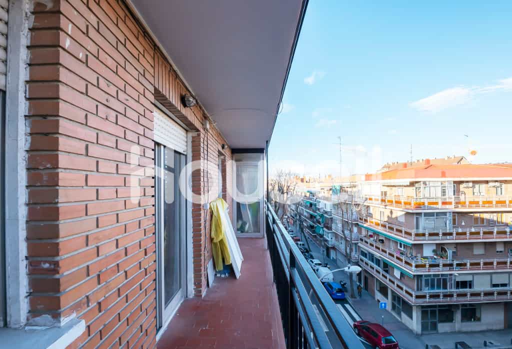Condominium in Madrid, Comunidad de Madrid 11523197