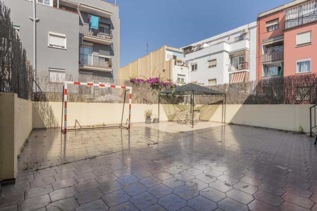 Condominium in Santa Coloma de Gramenet, Catalonia 11523757