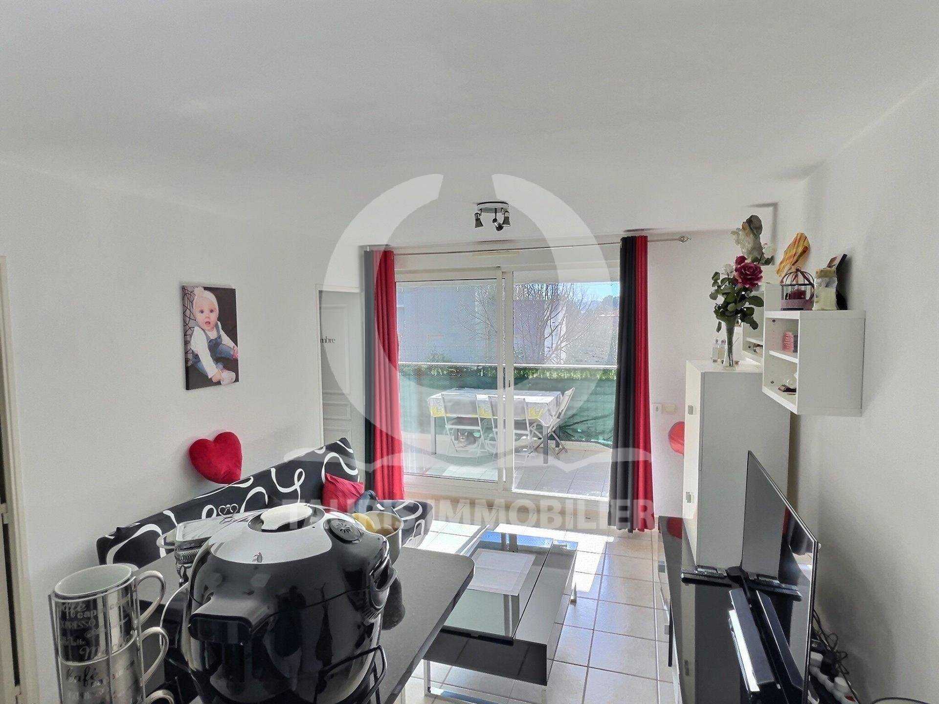 Condominium in Aubagne, Provence-Alpes-Cote d'Azur 11523998