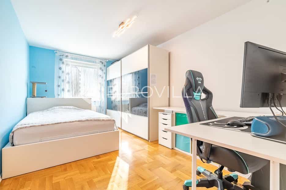 Condominium in Zagreb,  11524116