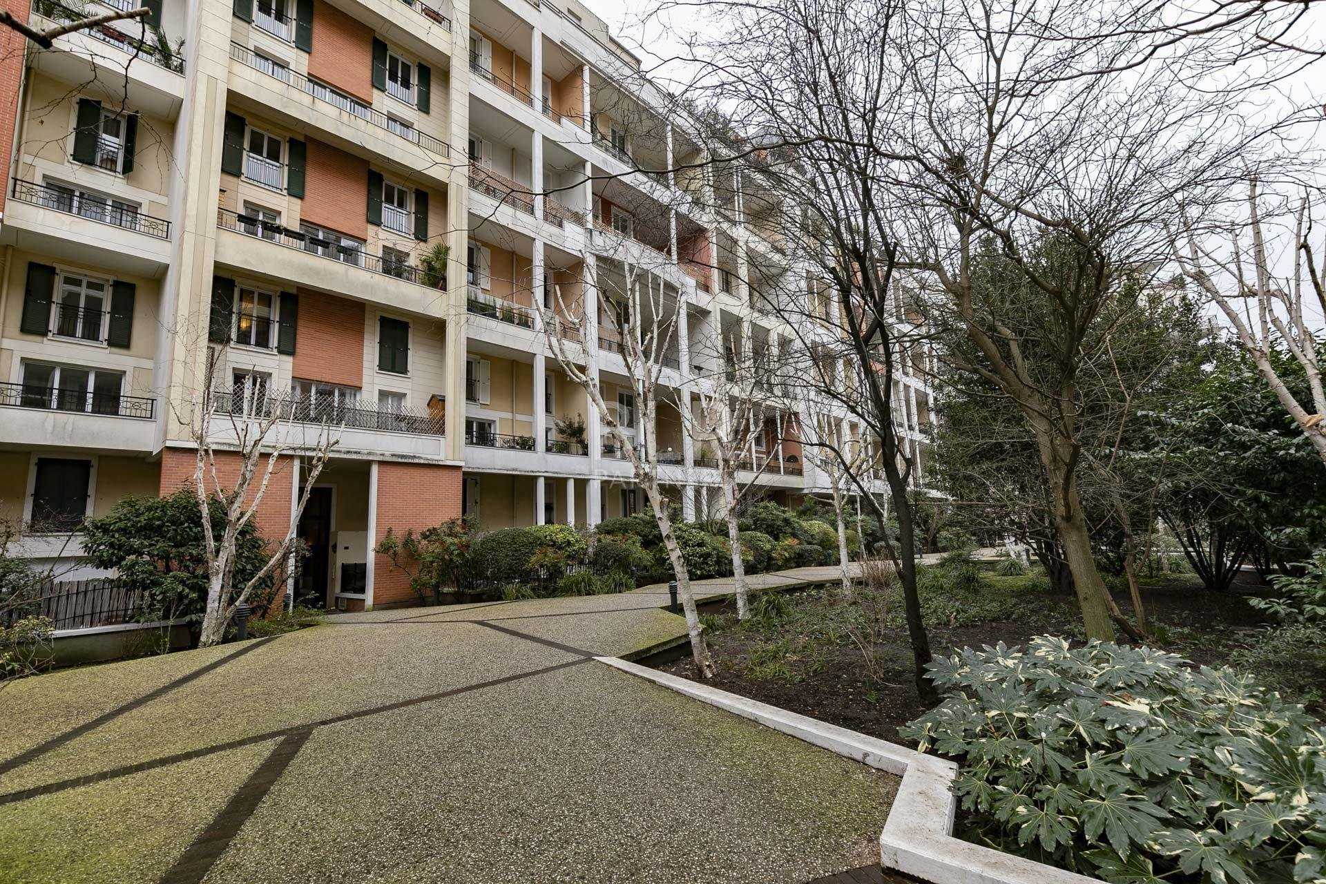 Condominium dans Courbevoie, Hauts-de-Seine 11525401