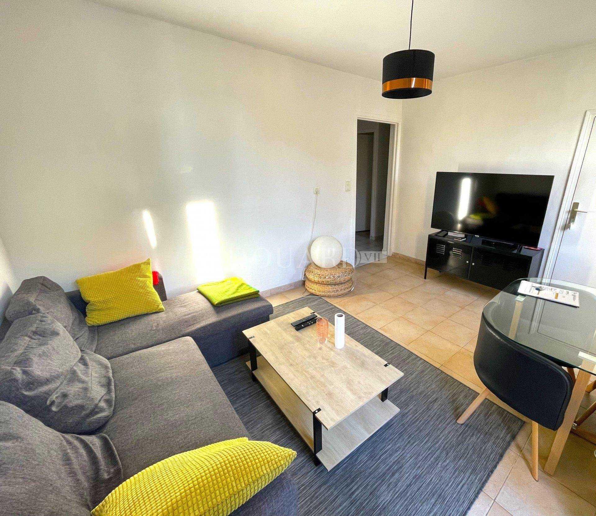 公寓 在 拉圖爾比, 普羅旺斯-阿爾卑斯-藍色海岸 11525421