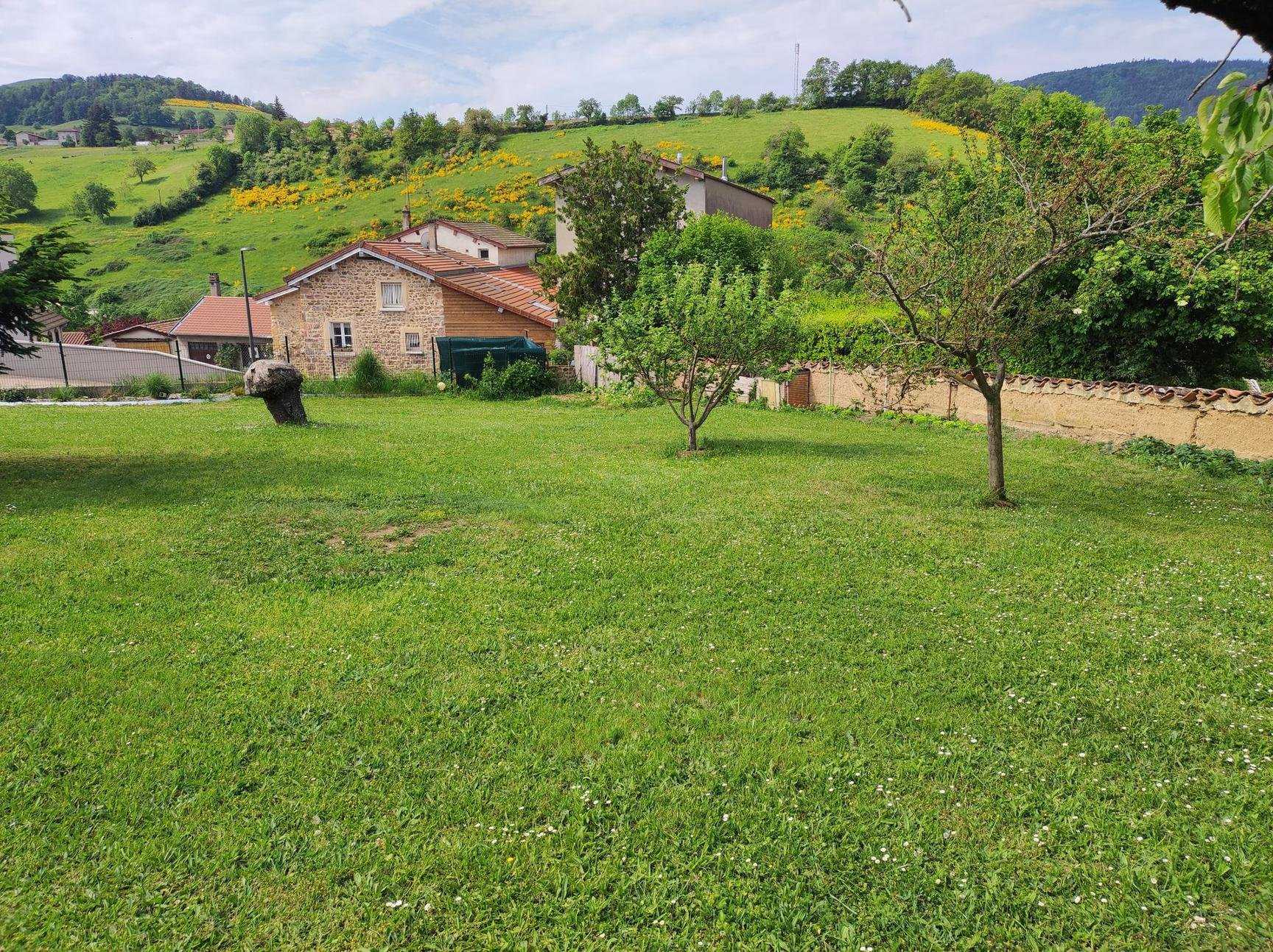 Land in Saint-Forgeux, Auvergne-Rhone-Alpes 11525441