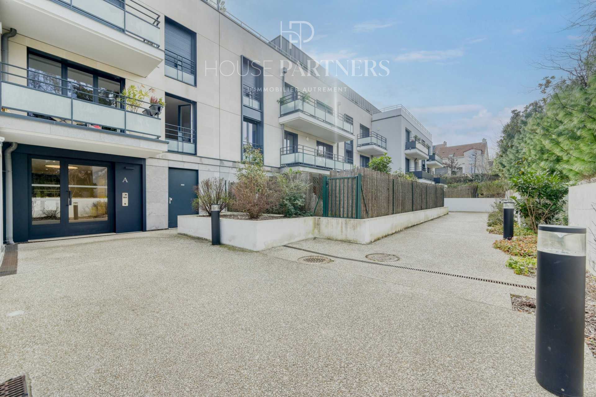 Condominium in Rueil-Malmaison, Hauts-de-Seine 11528238