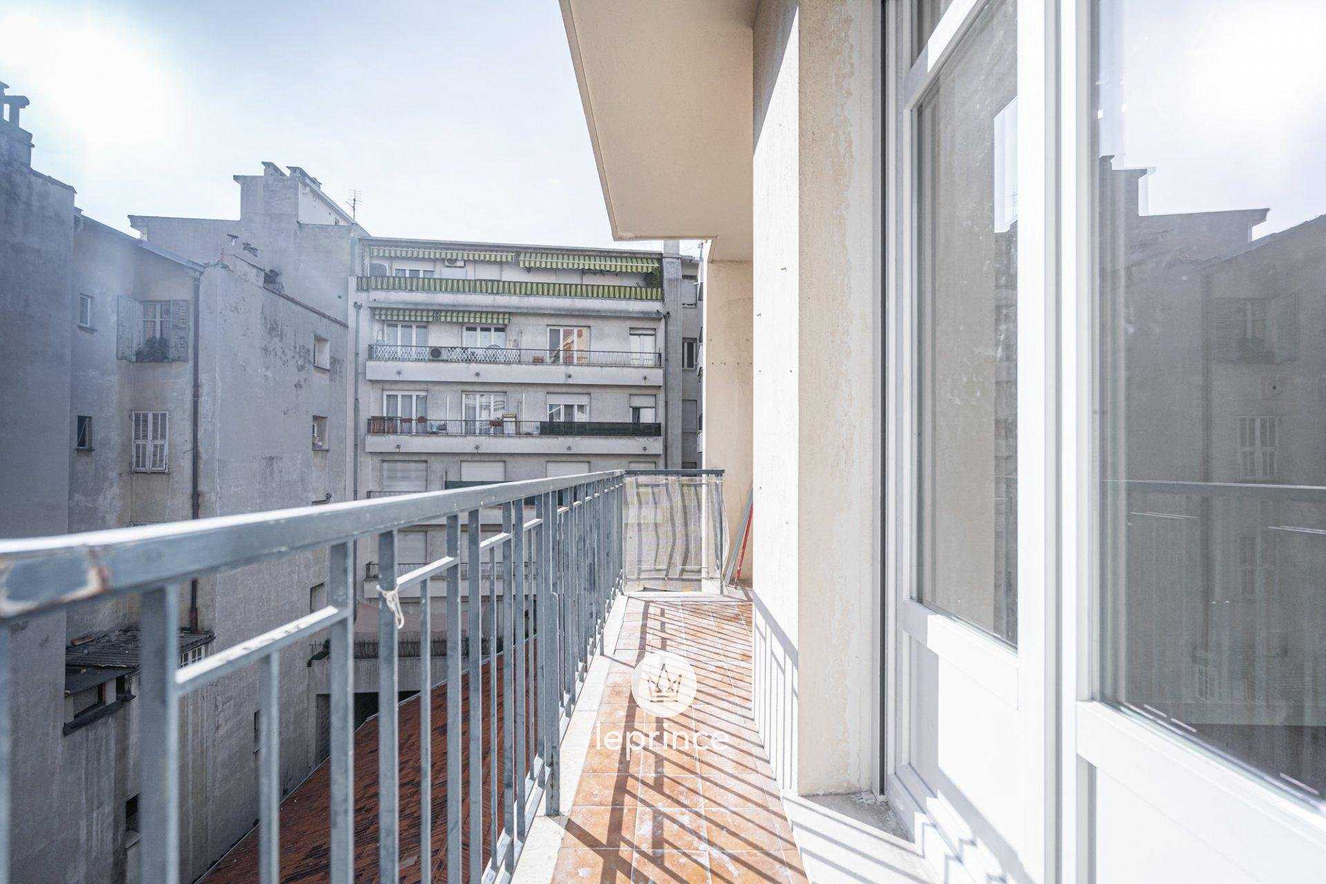 Condominium in Nice, Alpes-Maritimes 11530043