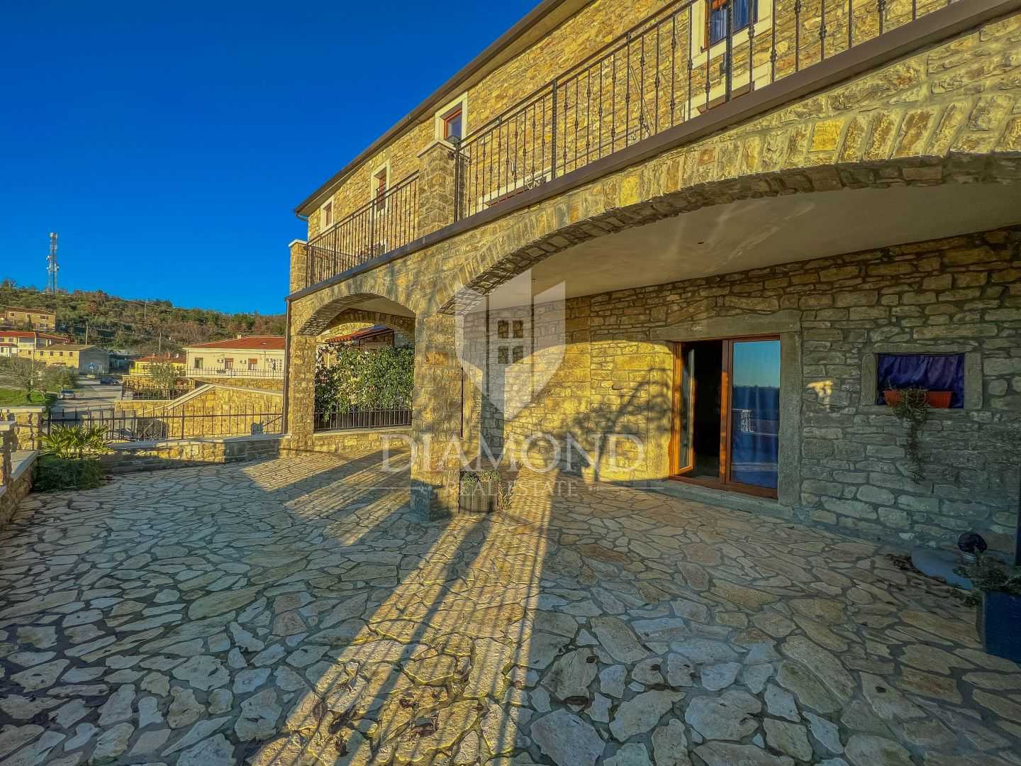 집 에 Buje, Istria County 11530661