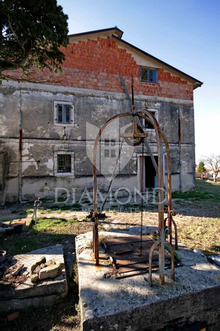 Talo sisään Momjan, Istria County 11531094