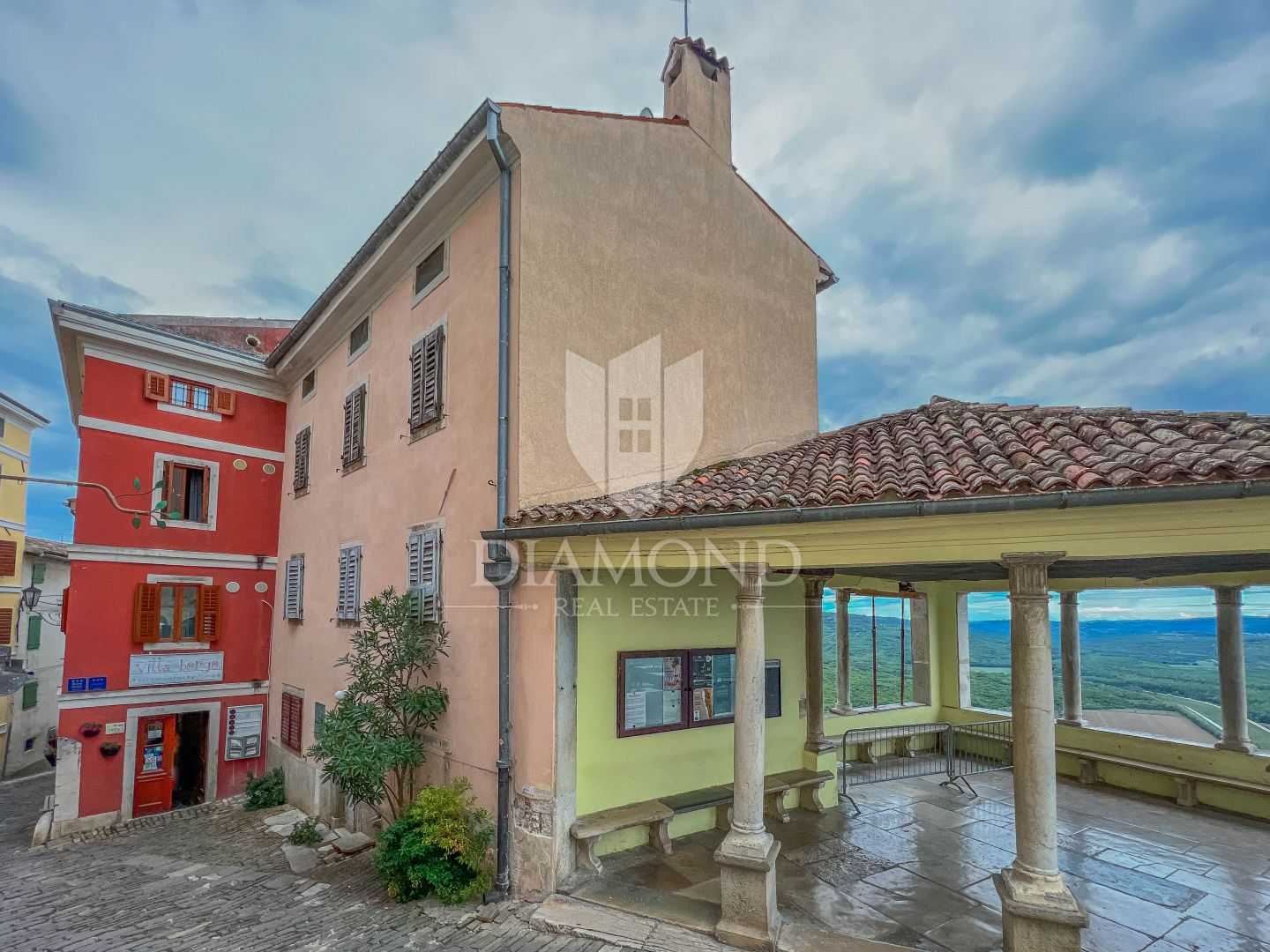 casa en Motovun, Istarska Županija 11531328