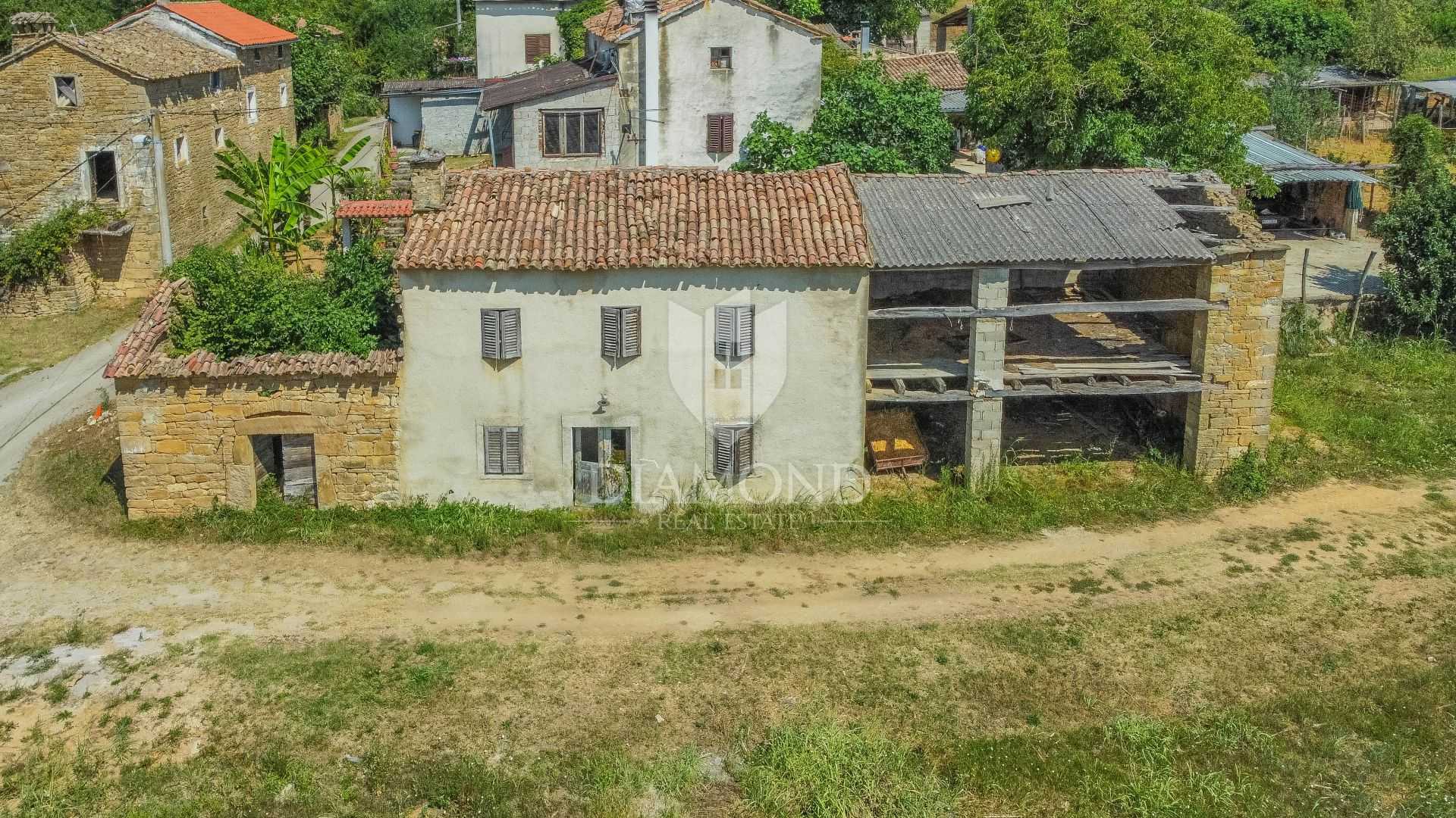 casa en Motovun, Istarska Županija 11531682