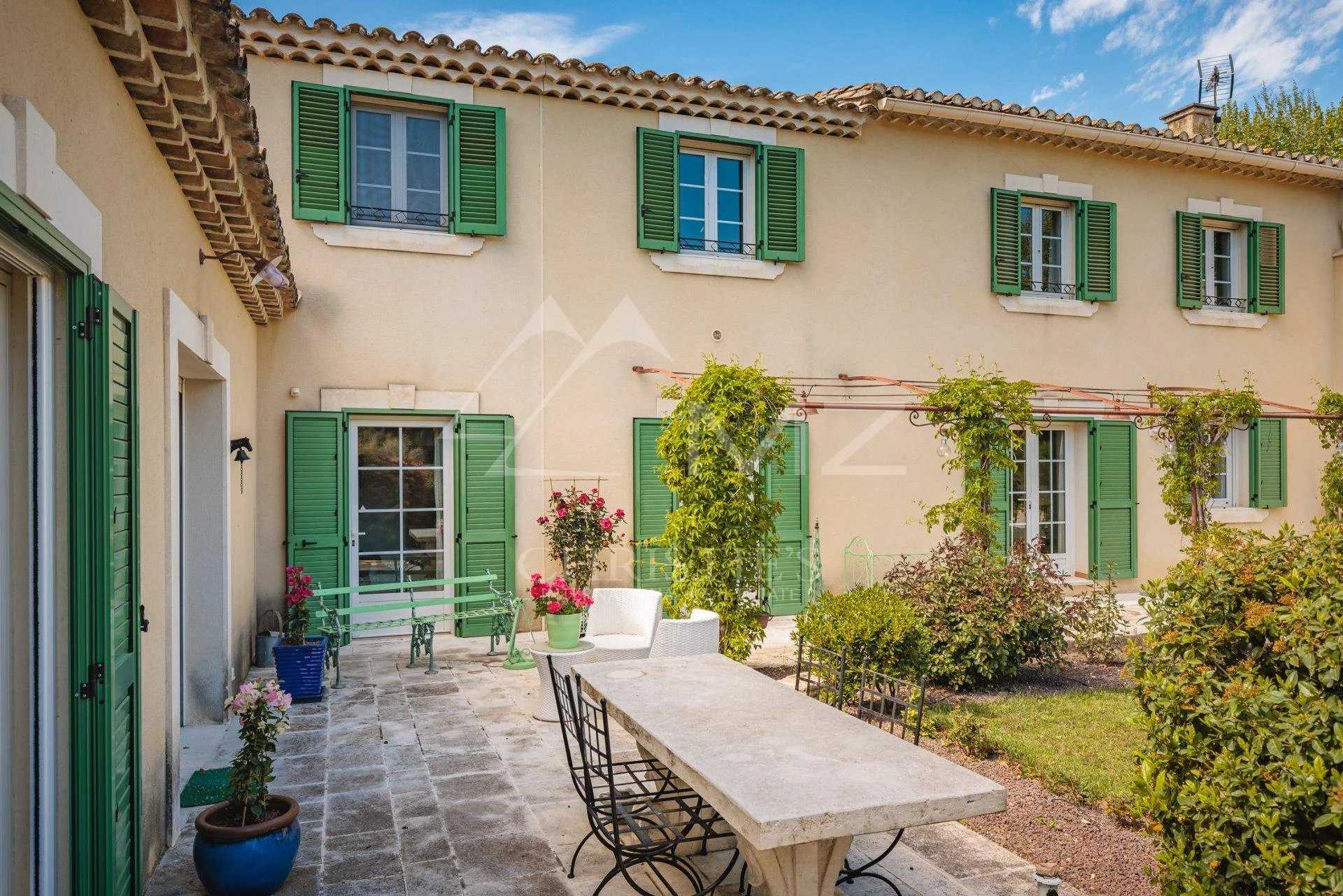 Talo sisään Saint-Remy-de-Provence, Provence-Alpes-Cote d'Azur 11536565