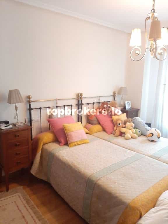 公寓 在 Oviedo, Principado de Asturias 11538951