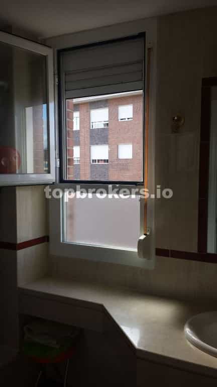 Condominium in Madrid, Comunidad de Madrid 11539029