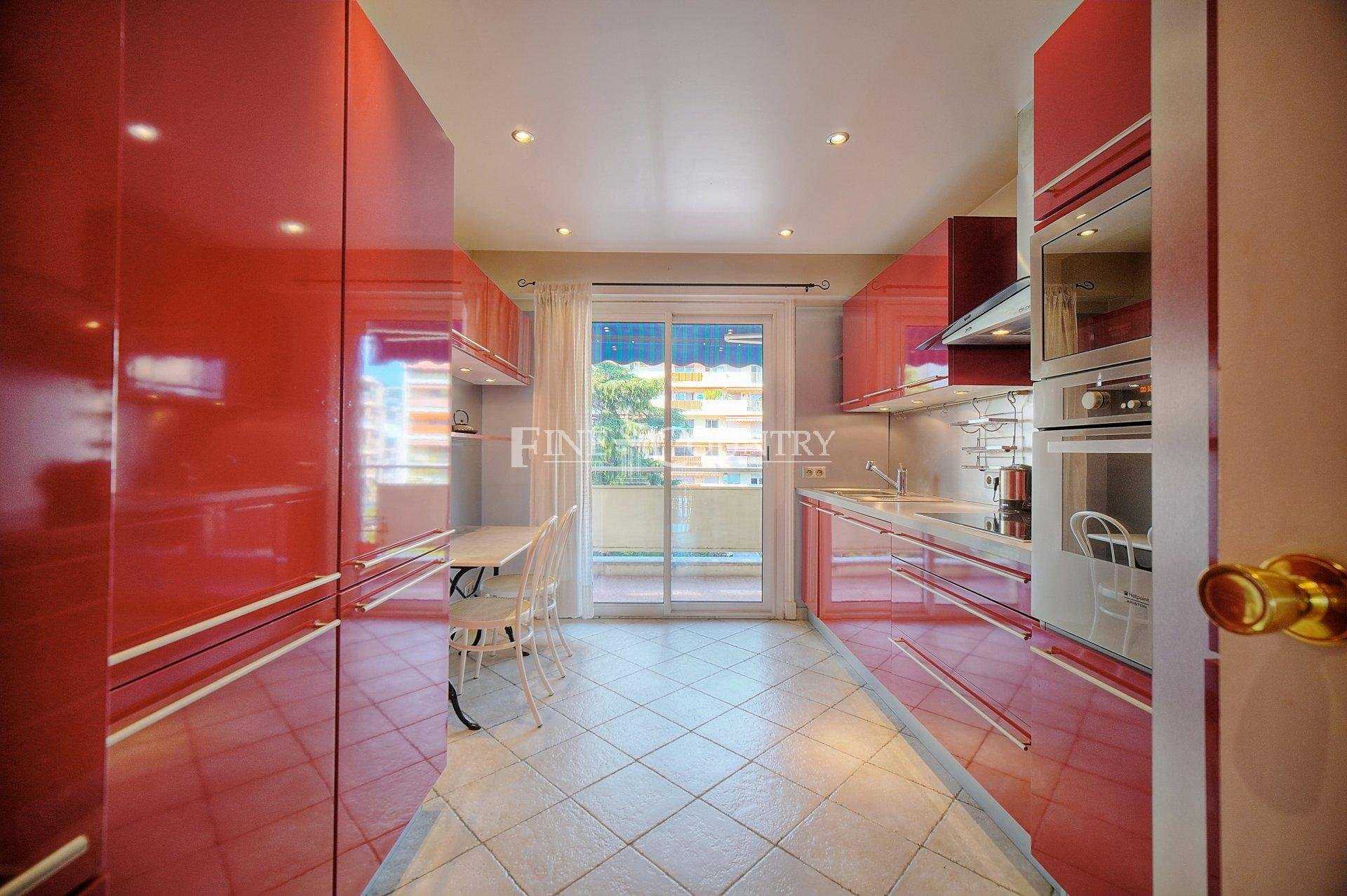 Condominium in Le Four-a-Chaux, Provence-Alpes-Cote d'Azur 11540384