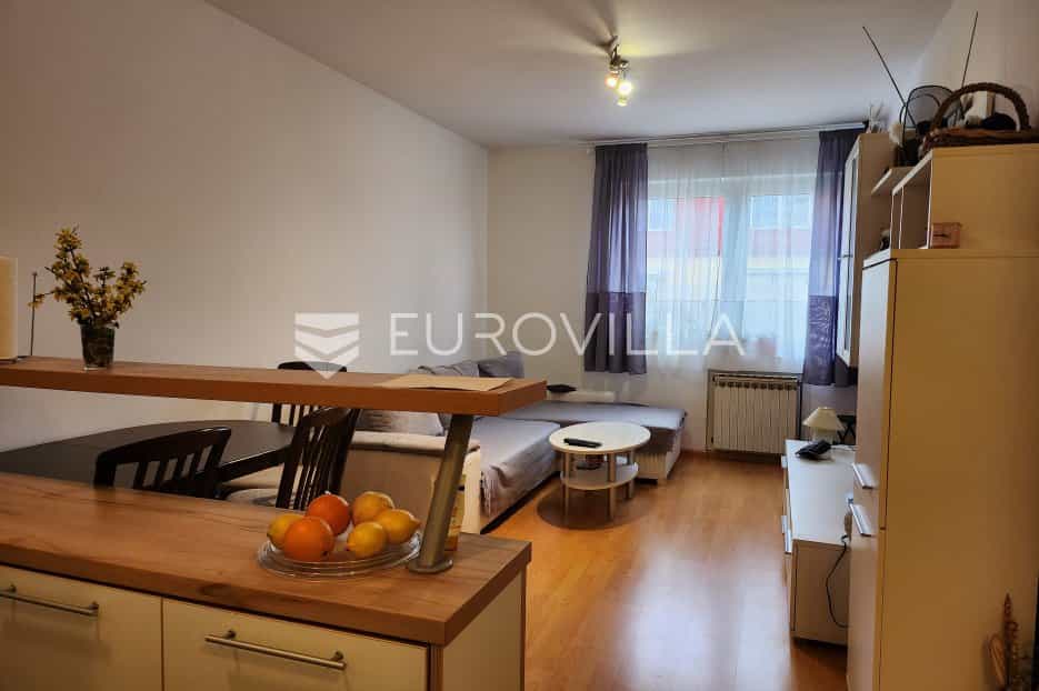公寓 在 Brinje, Licko-Senjska Zupanija 11544314