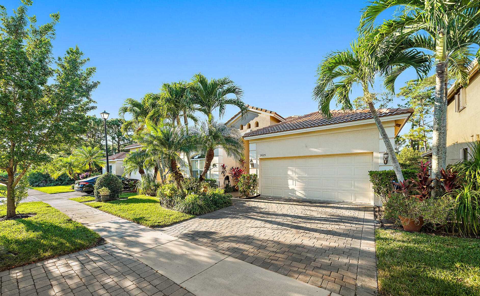 House in Coral Gardens, Florida 11544980