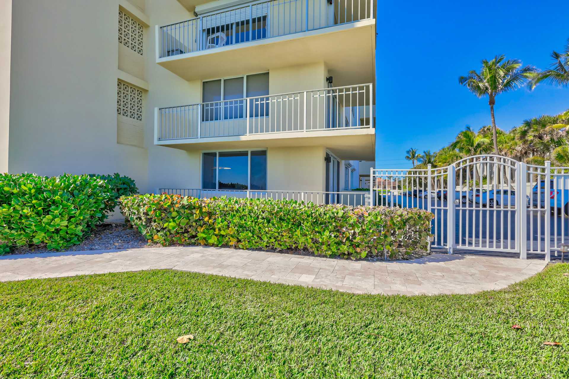 Condominium in Juno-strand, Florida 11545042