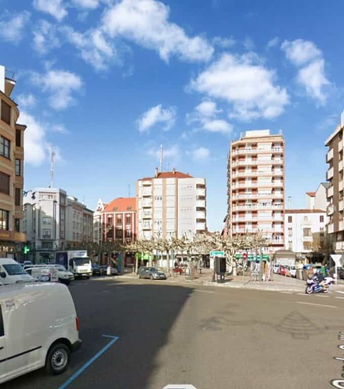 Condominium in León, Castilla y León 11546492