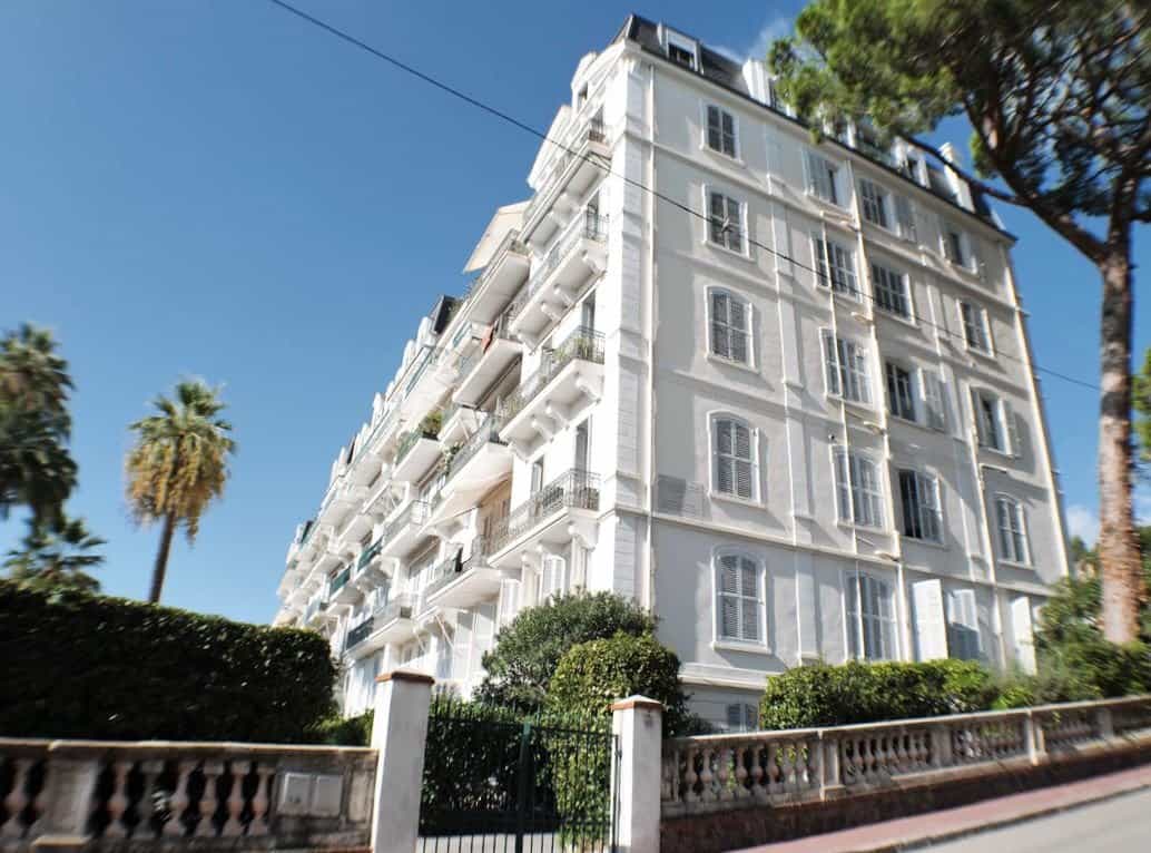 Condominium in Le Suquet, Provence-Alpes-Côte d'Azur 11546630