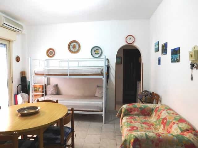 公寓 在 里瓦圣特雷莎, 西西里岛 11554462