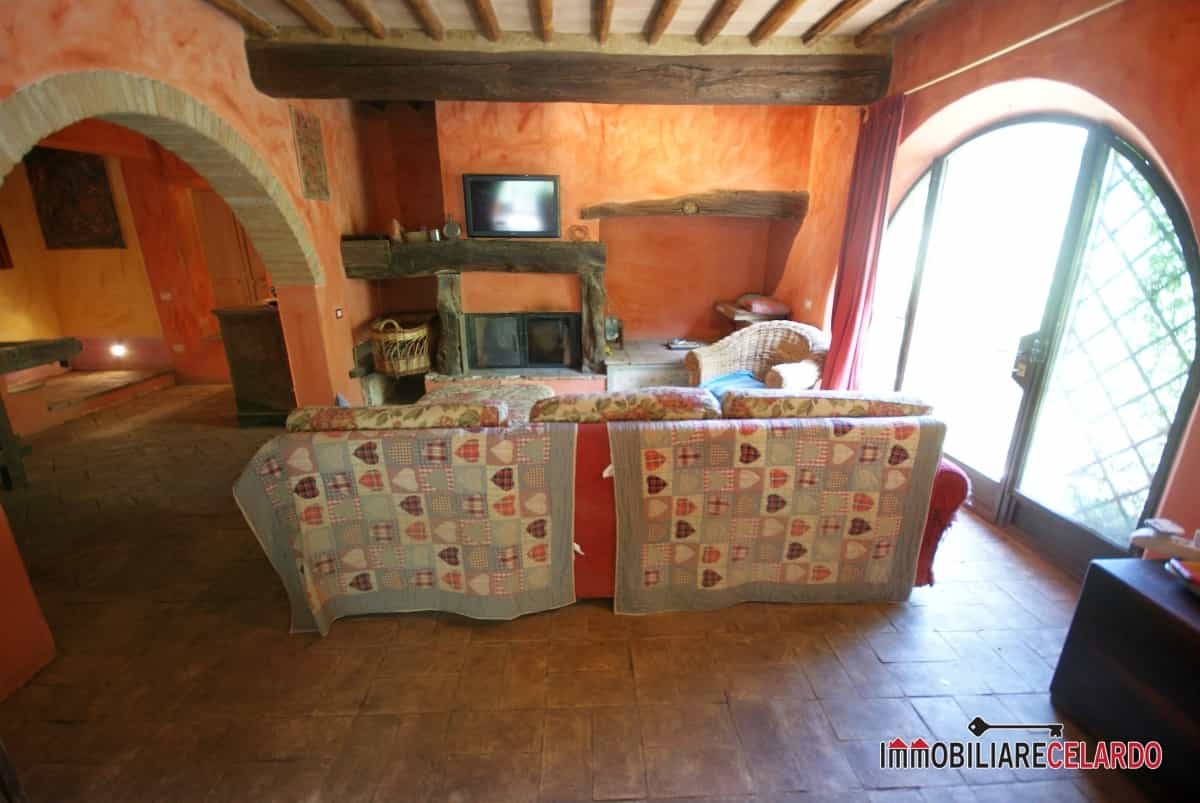 House in San Gimignano, Tuscany 11554962