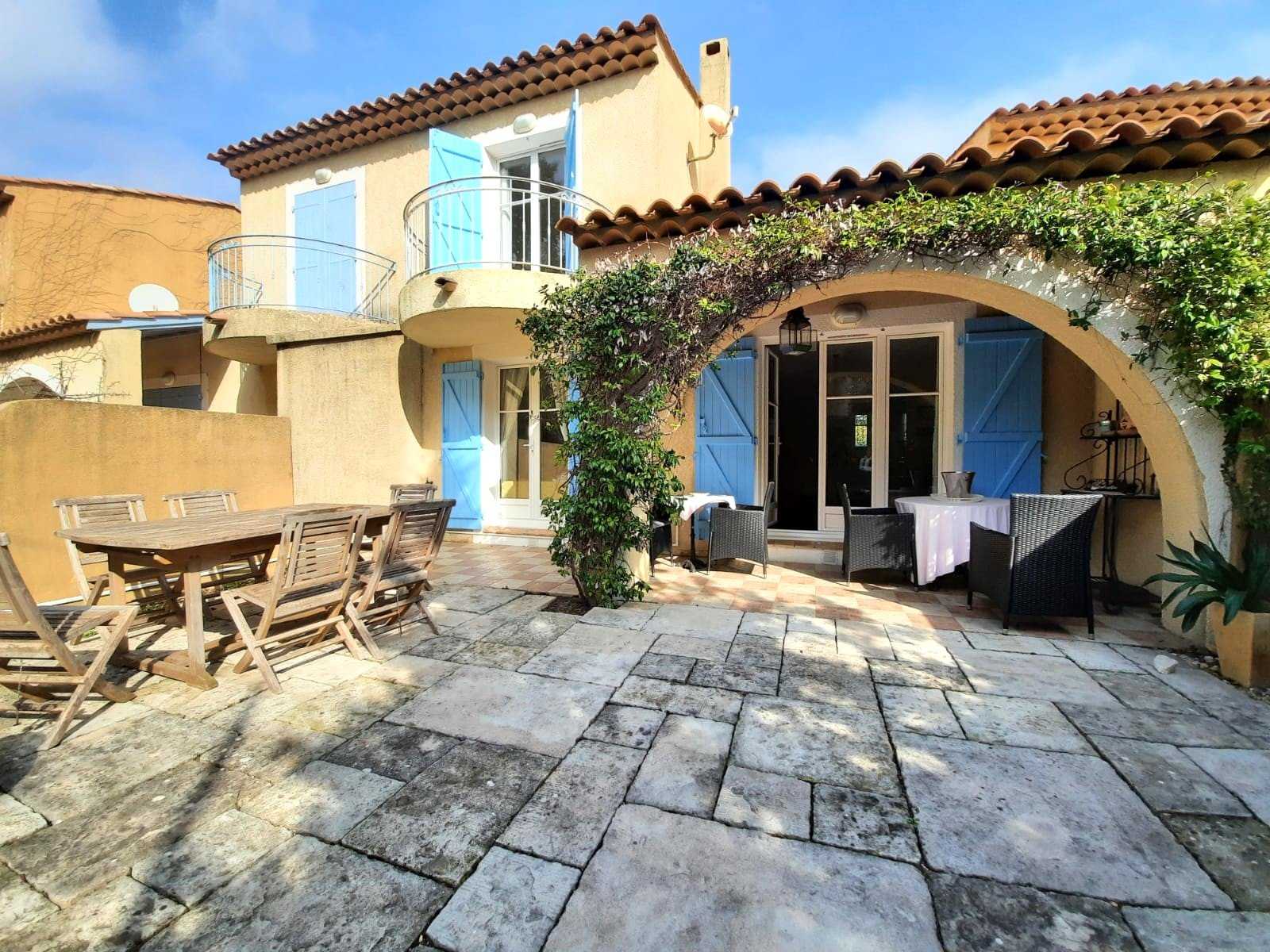 Hus i La Garde-Freinet, Provence-Alpes-Cote d'Azur 11597063