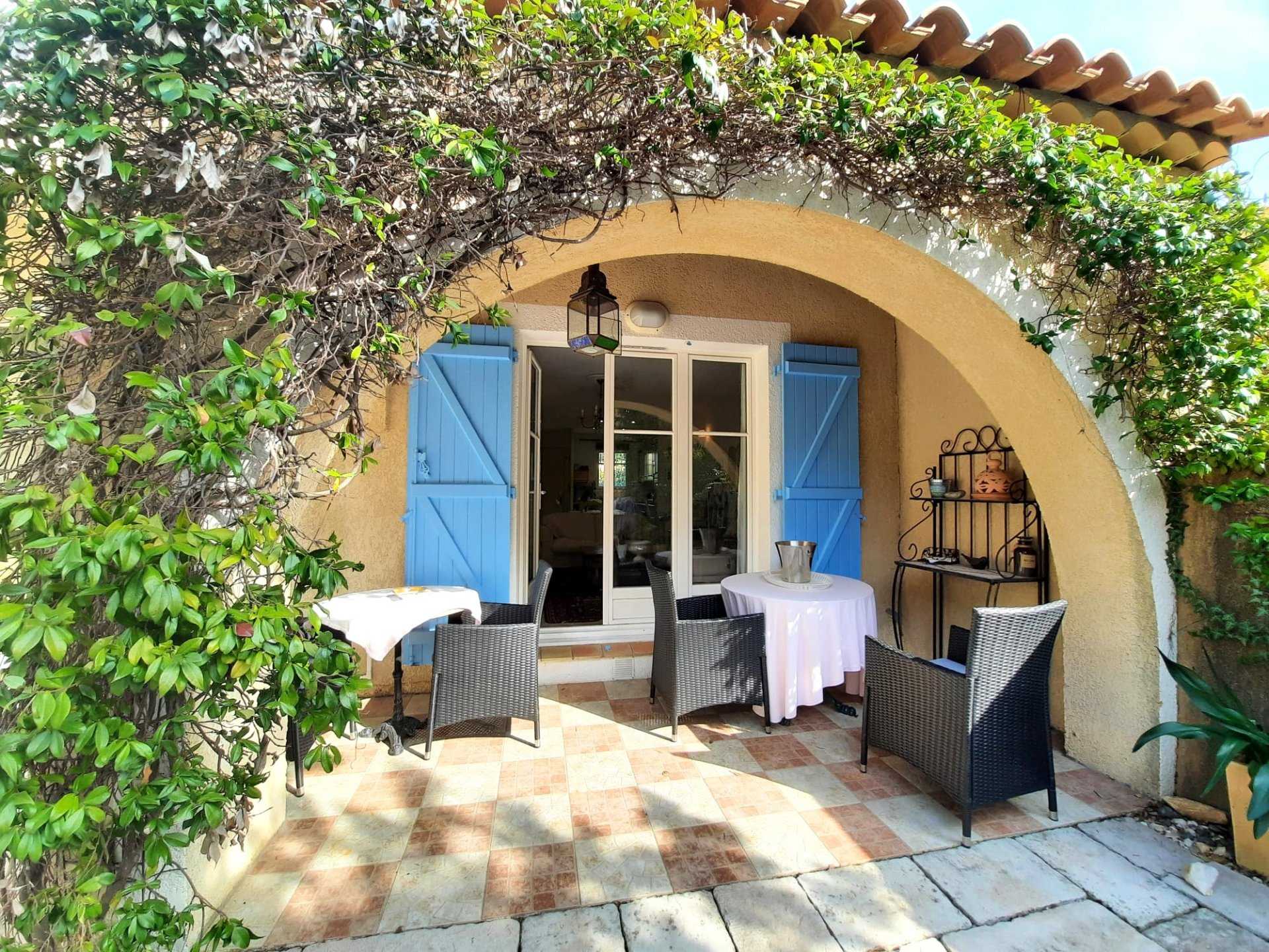 Hus i La Garde-Freinet, Provence-Alpes-Cote d'Azur 11597063