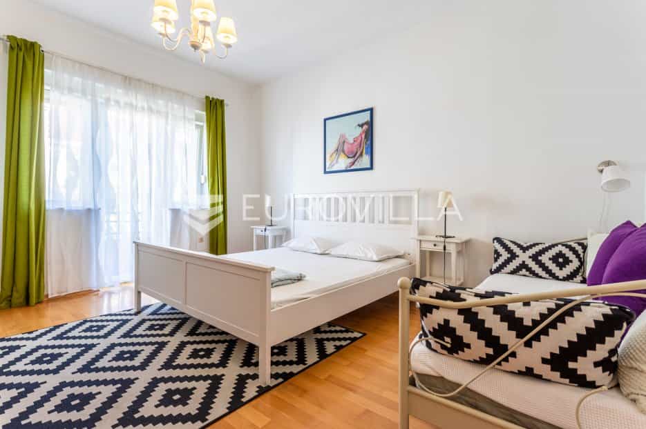 Condominium in Split, Splitsko-Dalmatinska Zupanija 11597493