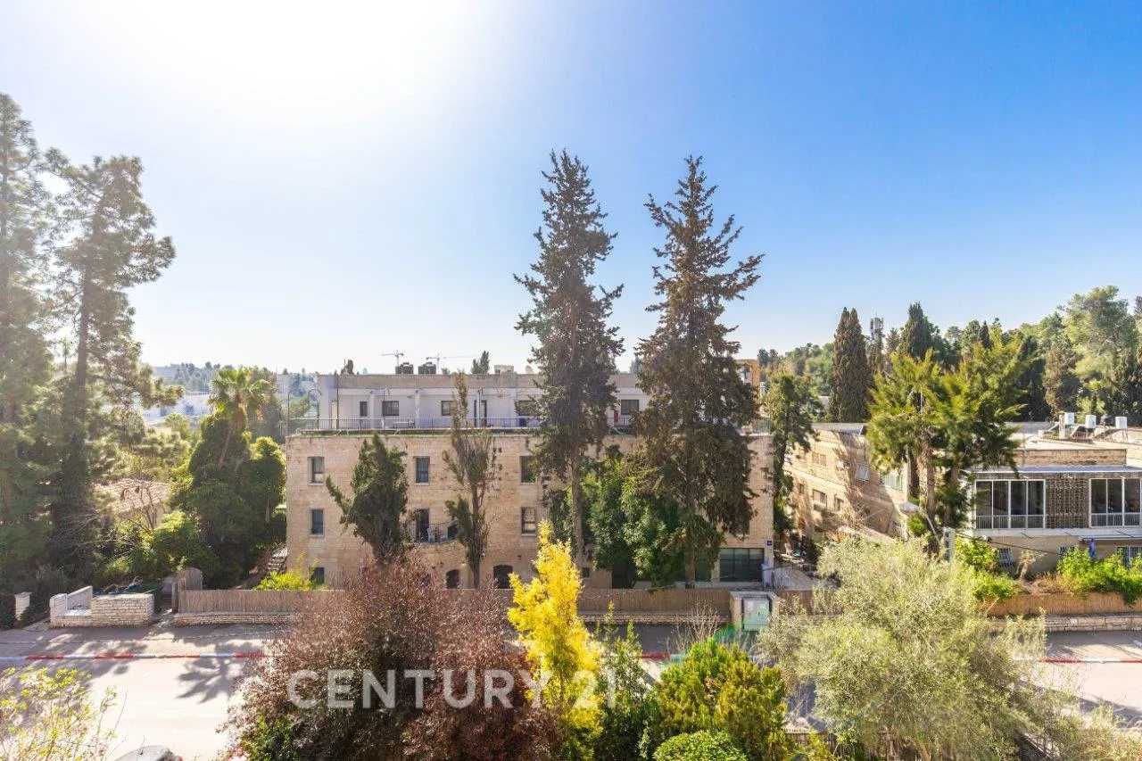 Condominium in Jerusalem, Jerusalem District 11607323