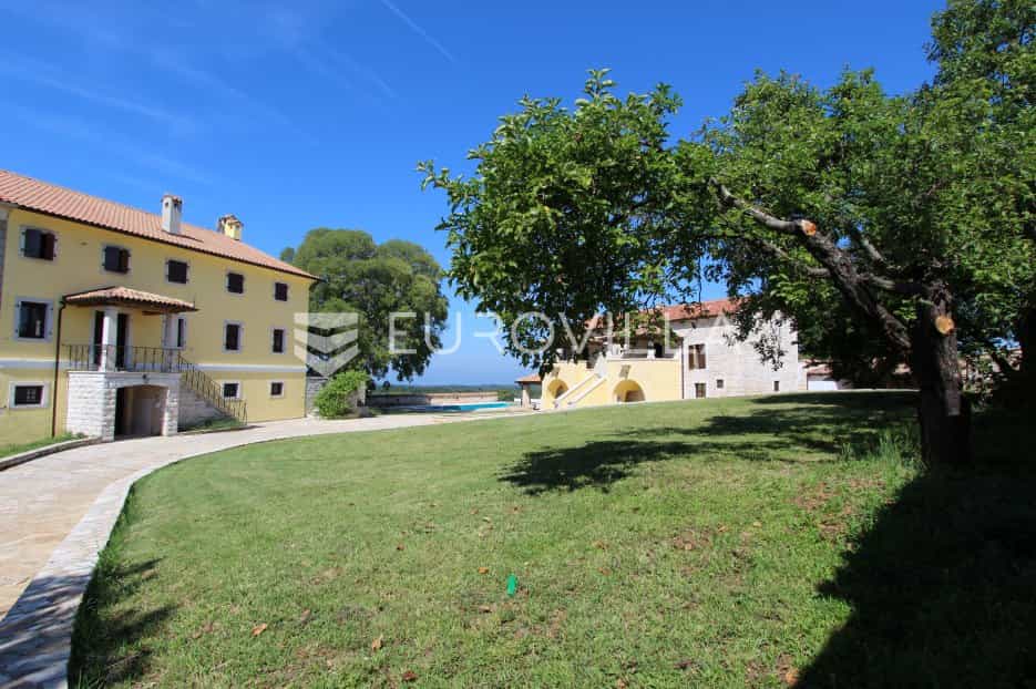 房子 在 Višnjan, Istarska županija 11607378