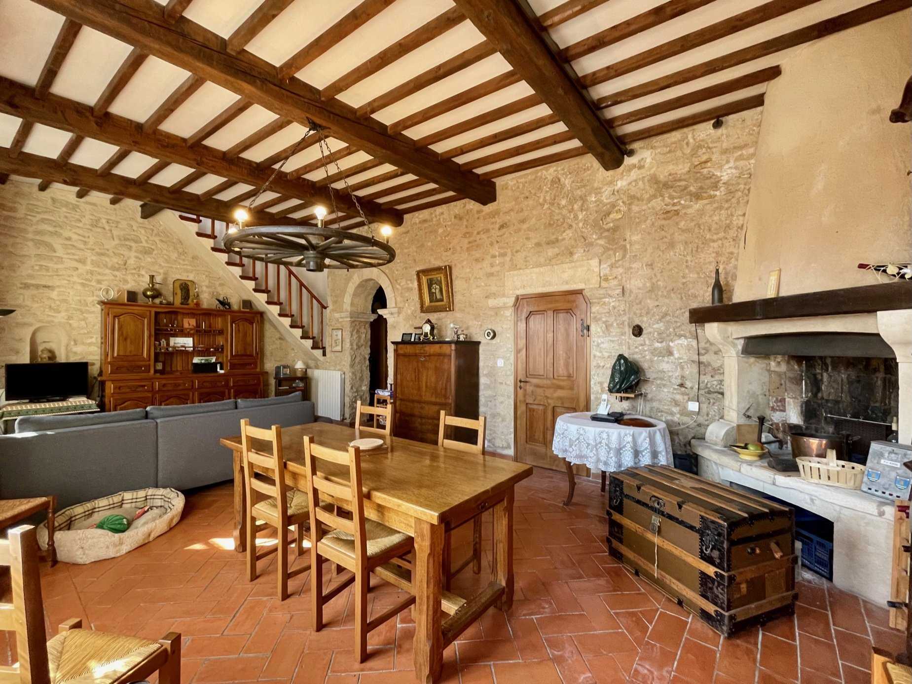 House in Crillon-le-Brave, Provence-Alpes-Cote d'Azur 11608557