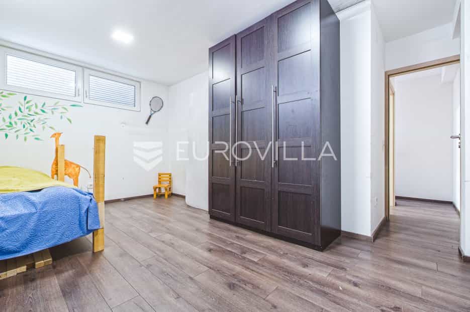 Condominium in Zagreb,  11609850